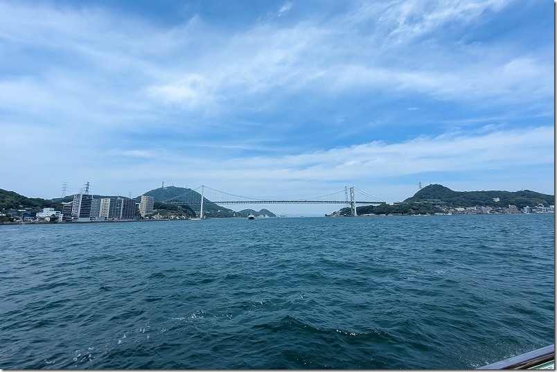 唐戸市場から門司港行きの船から関門橋を見る