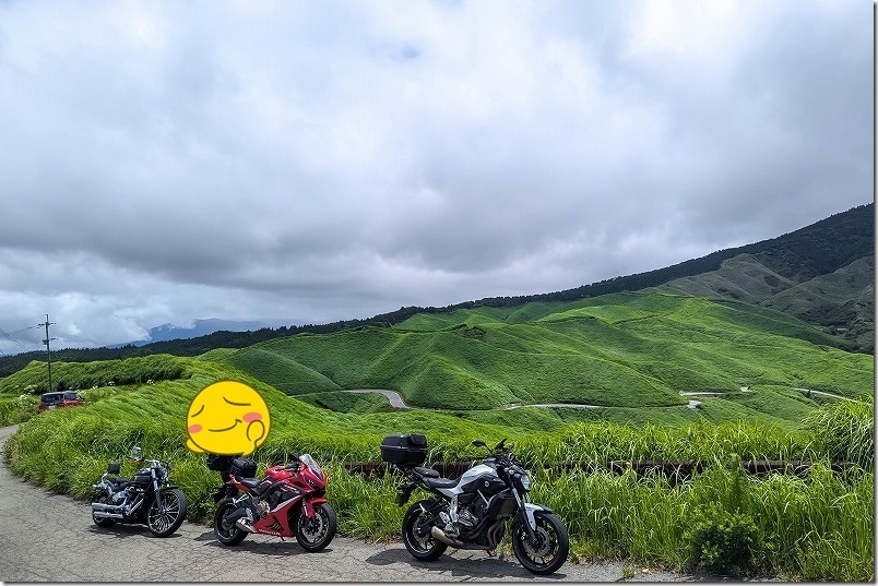 阿蘇　箱石峠展望所へバイクで向かう 眼下には草原をぬっていく道路