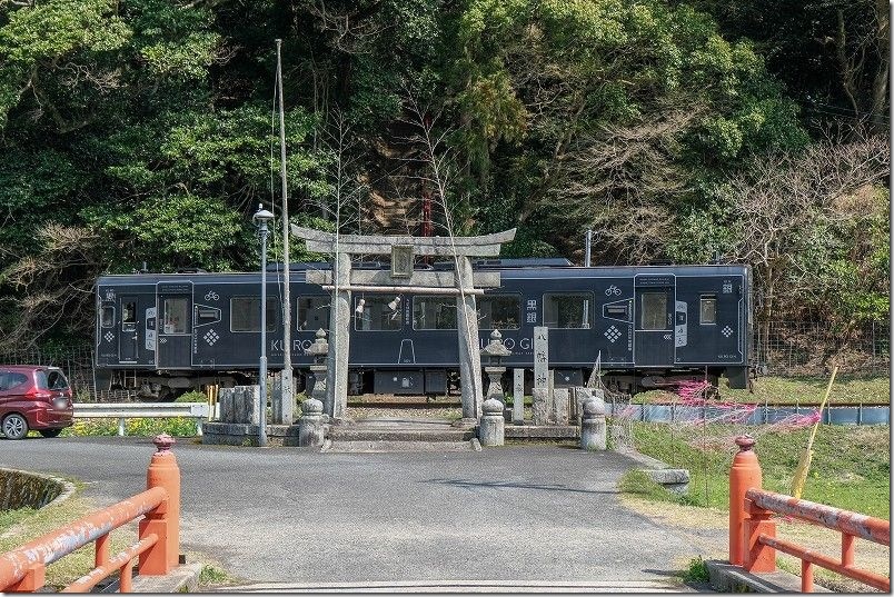 崎山八幡神社【鳥居と鳥居の間を列車が通る】 平成筑豊鉄道の黒銀