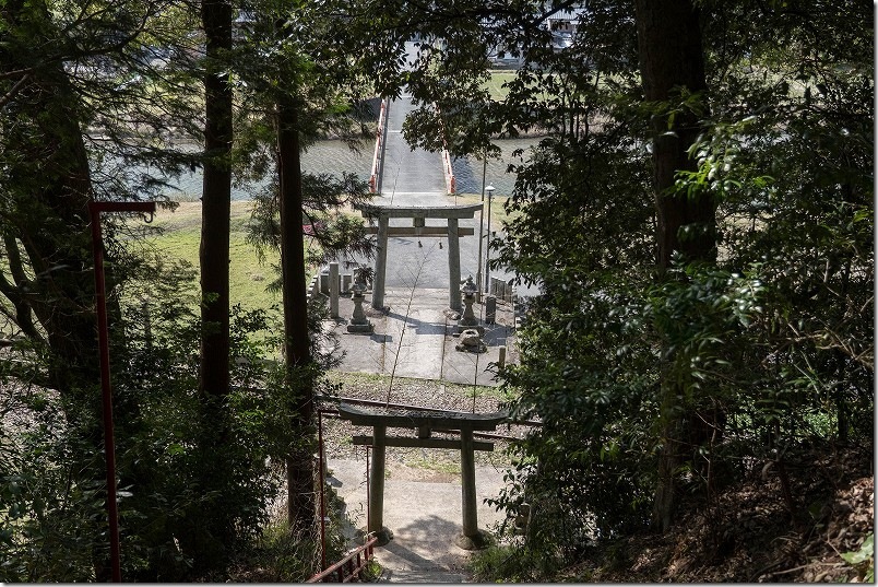 崎山八幡神社【鳥居と鳥居の間を列車が通る】