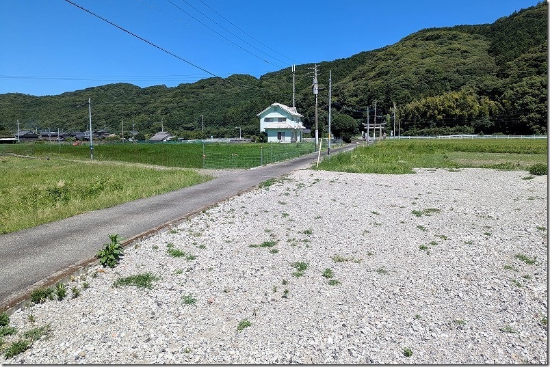 岩戸見神社 参道と駐車場