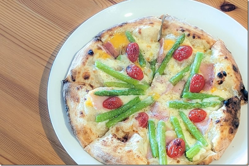 ピザカフェ げんき畑でランチ 明日パラがあるさ！ アスパラとチーズのピザ 1080円
