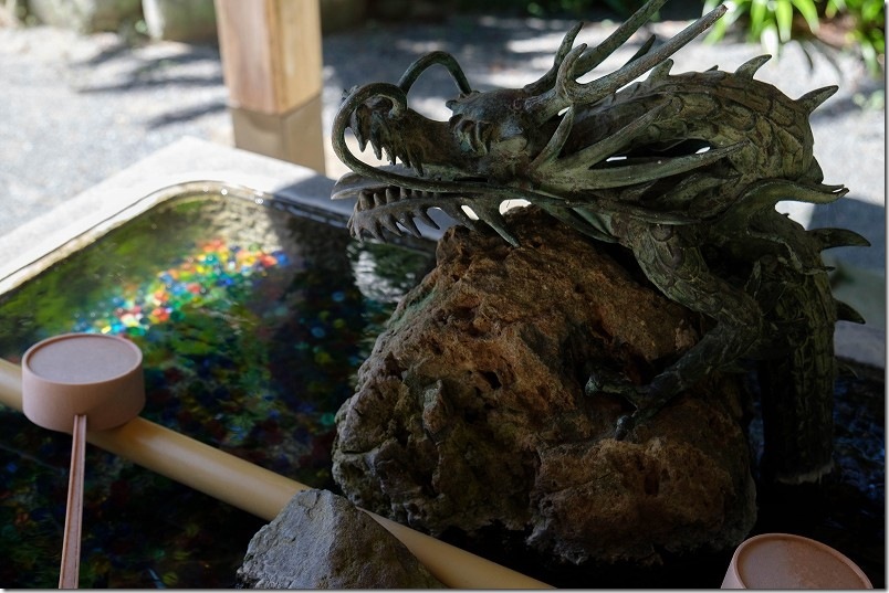 岩戸見神社 龍とビー玉が輝く手水舎