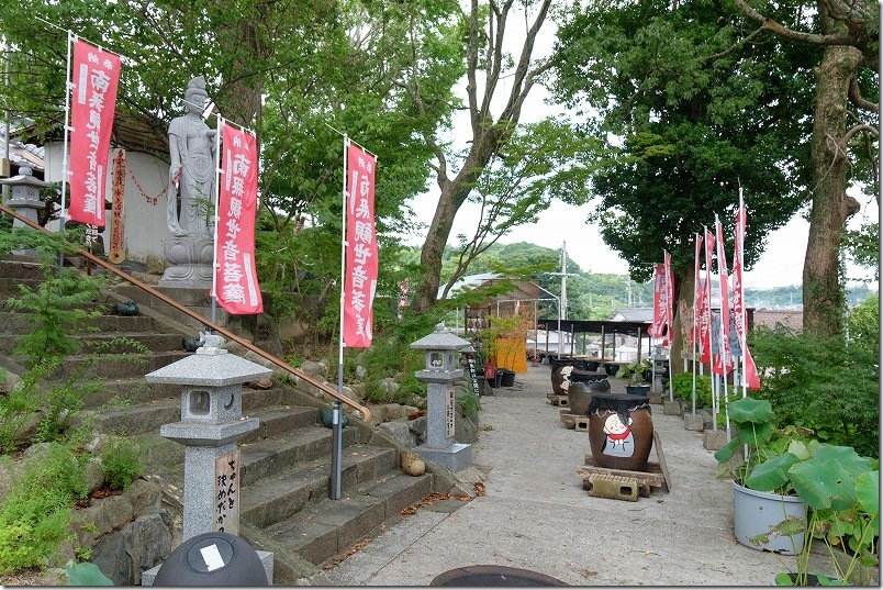 めだか寺 境内 めだかのかめ壺、灯籠