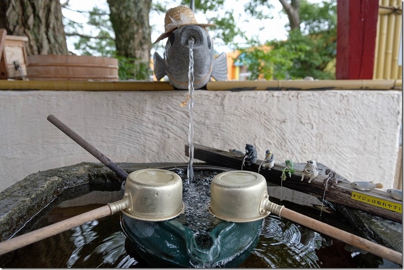 めだか寺 めだかの手水舎 めだかオブジェから水がでてる