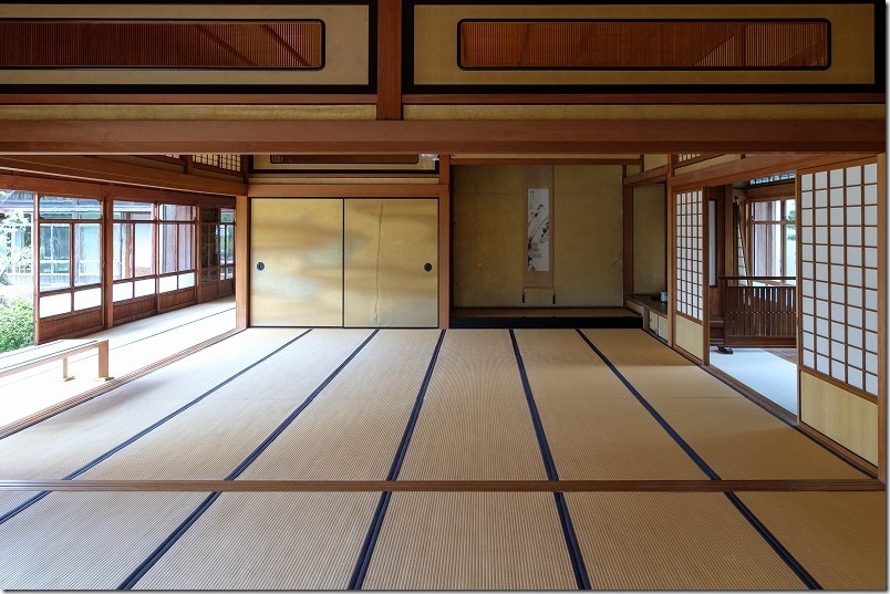 旧蔵内邸の広大な大広間と入側縁
