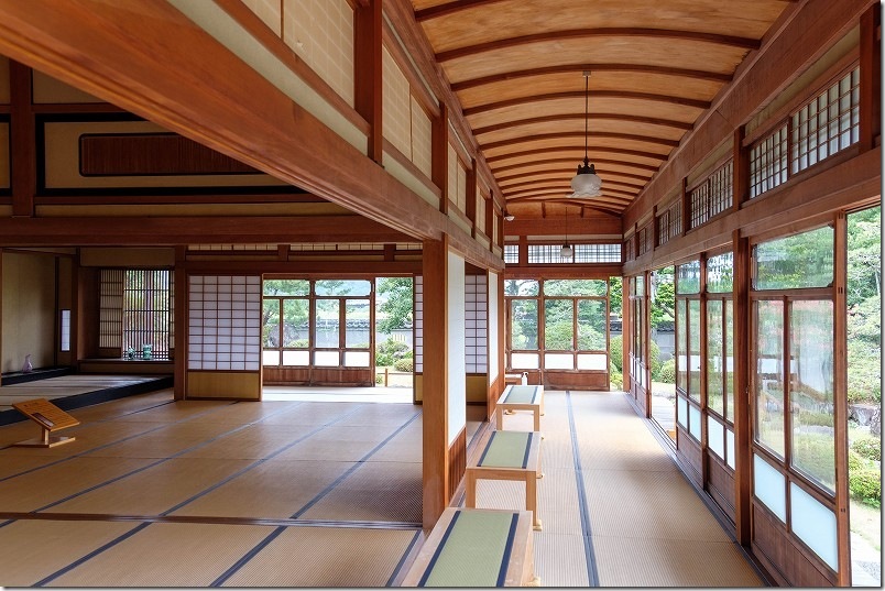 旧蔵内邸の広大な大広間と入側縁