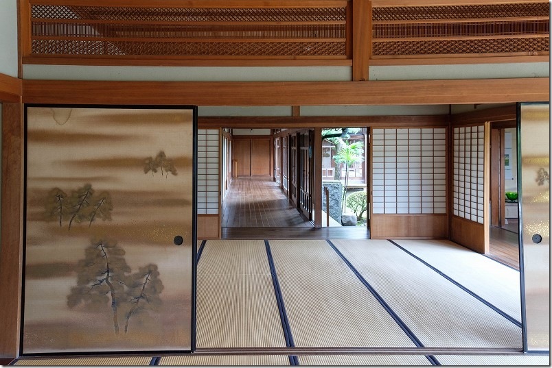 旧蔵内邸の繊細な細工で調和のとれた襖