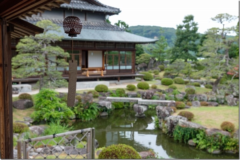 旧蔵内邸の茶室から庭を望む