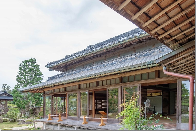 旧蔵内邸の茶室から応接間を望む