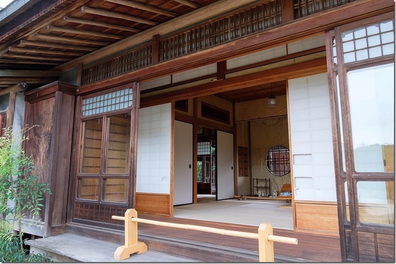旧蔵内邸の庭園から茶室