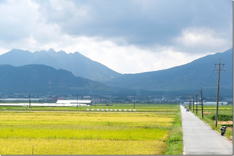 幸せの一本道 橋の上付近 始点から1.2K程度 バイクと田園風景と雄大な阿蘇山