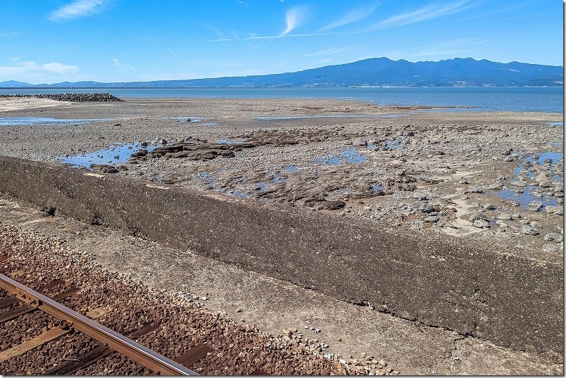 古部駅のホームから見た有明海（諫早湾）と対岸にある多良岳