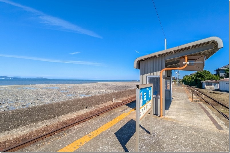 古部駅のホームと海