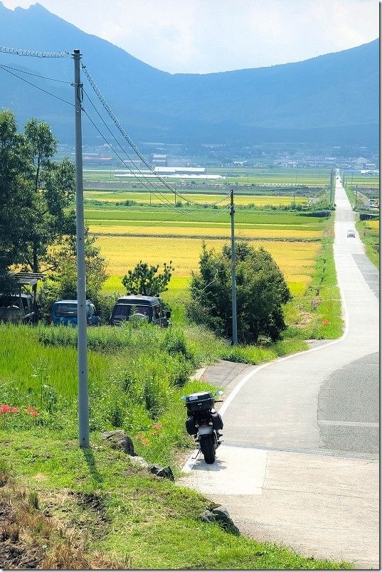 幸せの一本道 始点 バイクと雄大な阿蘇山