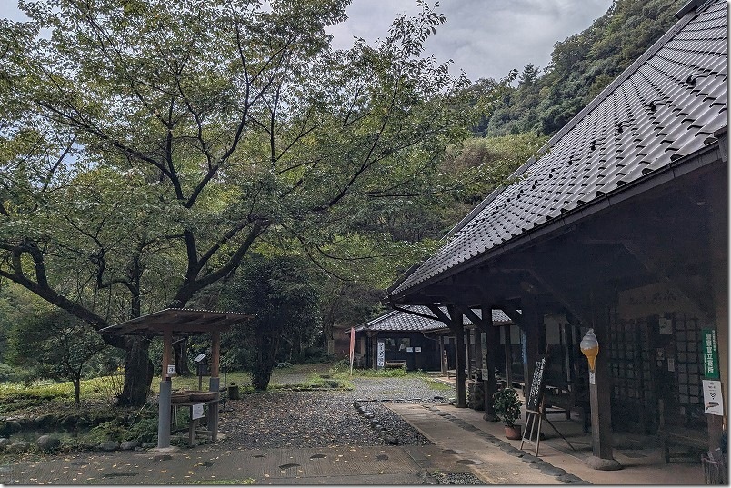 白水の滝 駐車場横の茶屋から散策