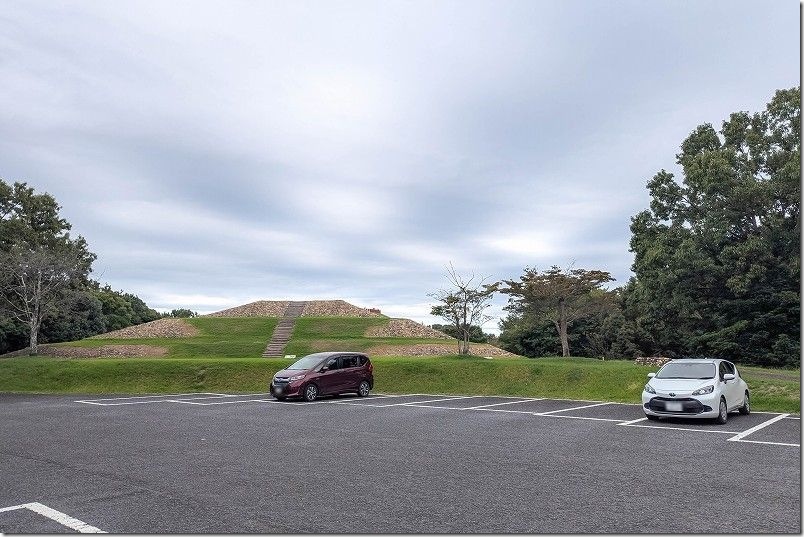 駐車場から見た亀塚古墳【ここからはそこまで大きく見えないが】