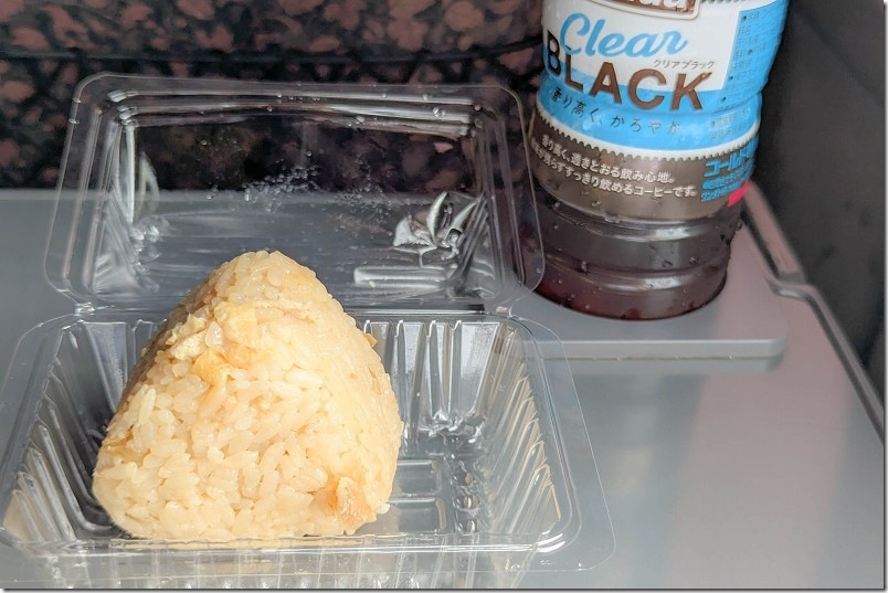 特急 リレーかもめ 車内で食事[かしわ飯おにぎり]