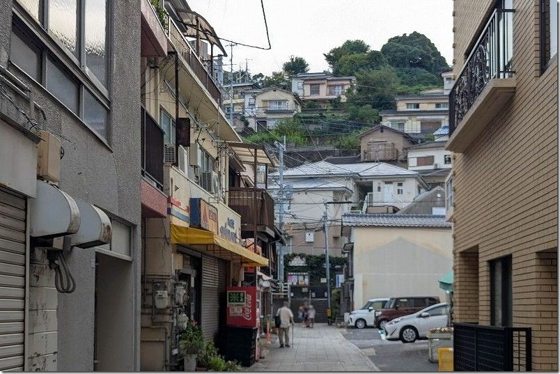 石橋停留場からスカイロードへ[鍋冠山展望台へ徒歩で登る]