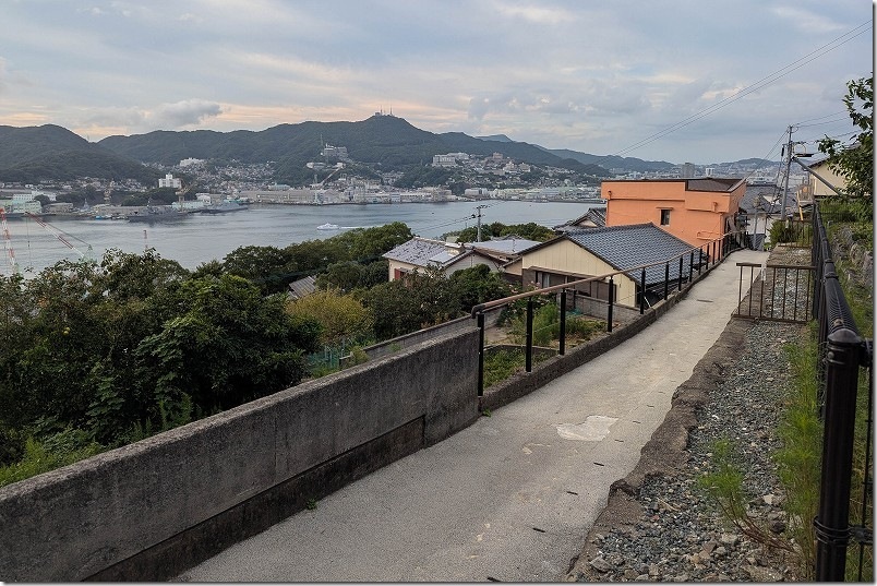 長崎湾を見ながら登る【鍋冠山展望台まで徒歩で登る】