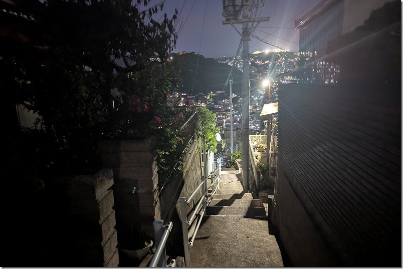 鍋冠山展望台から石橋停留場までの夜道 急な階段を抜ける