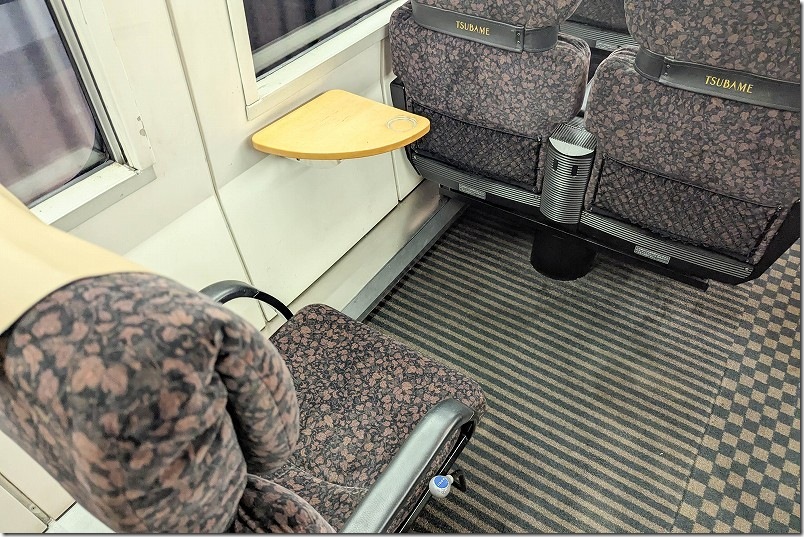 特急 リレーかもめ【車内・座席】 4号車 旧ビュッフェ車両の一人席【足元ゆったり席】