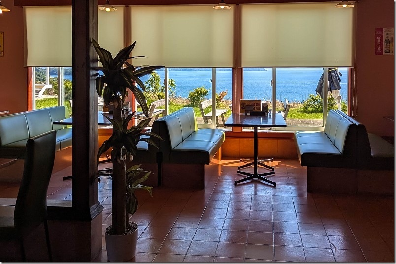 インドカレー ガネーシャの店舗 店内 海を見渡せるテーブル席 インドカレー ガネーシャの店舗 店内 海を見渡せるテーブル席