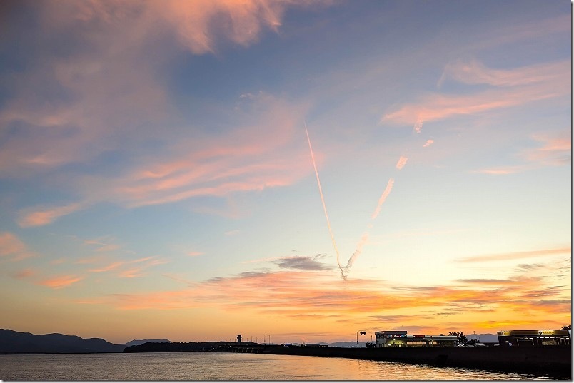 ガラスの砂浜から見た長崎空港【夕焼けに離着陸する飛行機】 ガラスの砂浜から見た長崎空港【夕焼けに離着陸する飛行機】