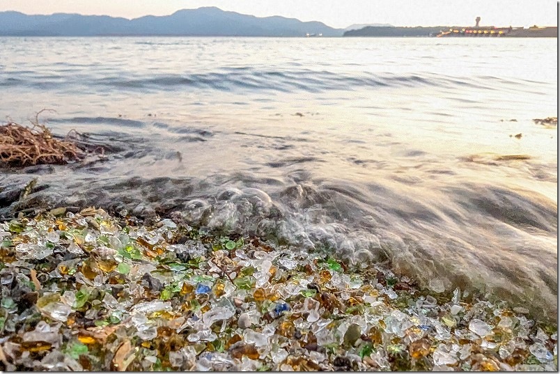ガラスの砂浜の波打ち際 ガラスの砂浜の波打ち際