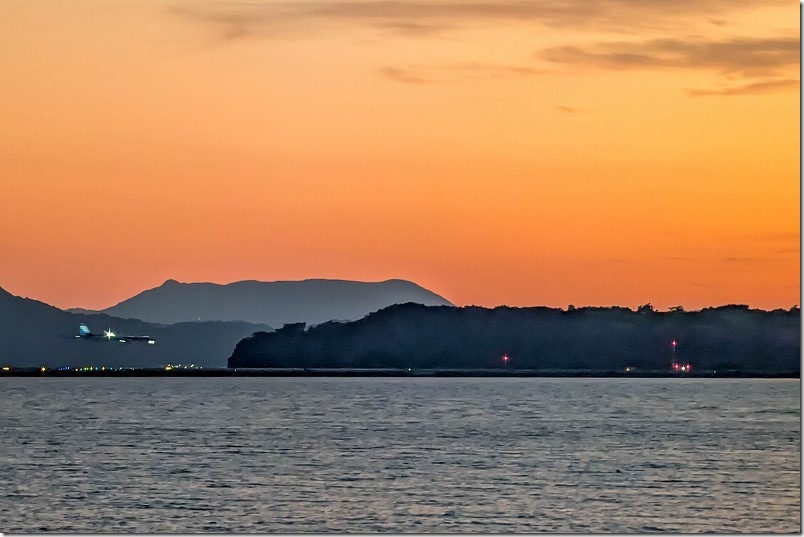 ガラスの砂浜から見た長崎空港【夕焼けに離着陸する飛行機】 ガラスの砂浜から見た長崎空港【夕焼けに離着陸する飛行機】