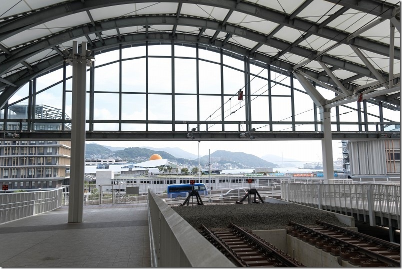 長崎駅の新幹線 線路の端は外へ