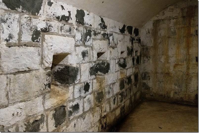 石原岳堡塁 地下の洞窟(側防窖室) 石原岳堡塁 地下の洞窟(側防窖室)