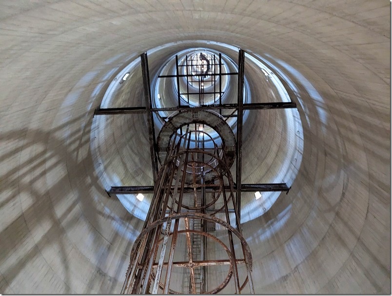 針尾送信所3号塔【塔内】 見上げるハシゴ