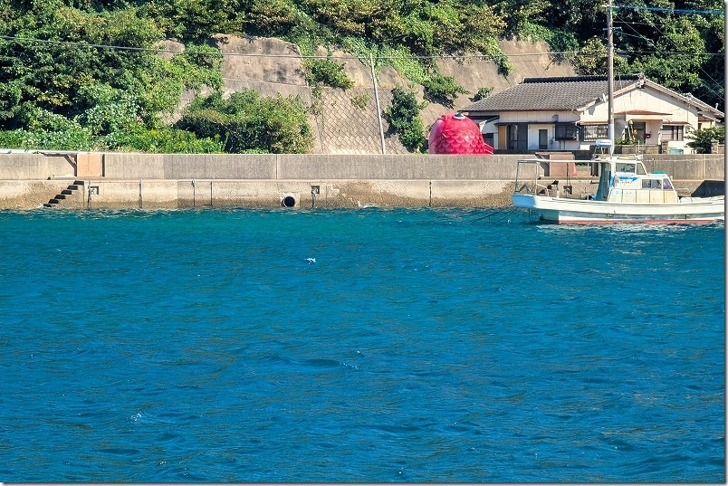 海越しに崎戸島からみた「今泊のお魚バス停」