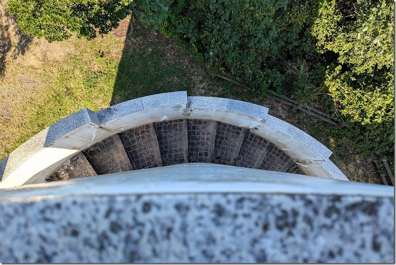 百合ケ岳公園展望台を登る 階段 螺旋階段