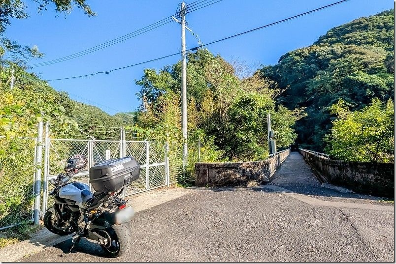 駐車場から「つがね落としの滝」まで散策 河通ダムを渡る