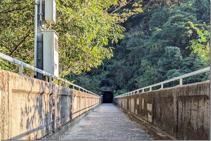駐車場から「つがね落としの滝」まで散策 遊歩道は河通ダムを渡ってトンネルへ