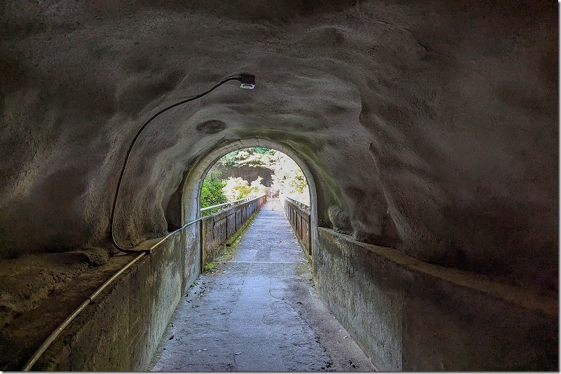 駐車場から「つがね落としの滝」まで散策 遊歩道のトンネルの中