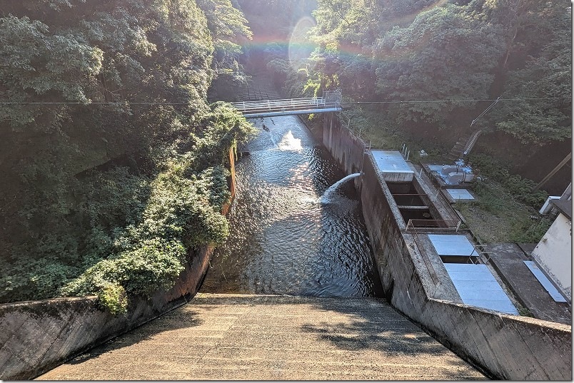 駐車場から「つがね落としの滝」まで散策 遊歩道からみた河通ダム