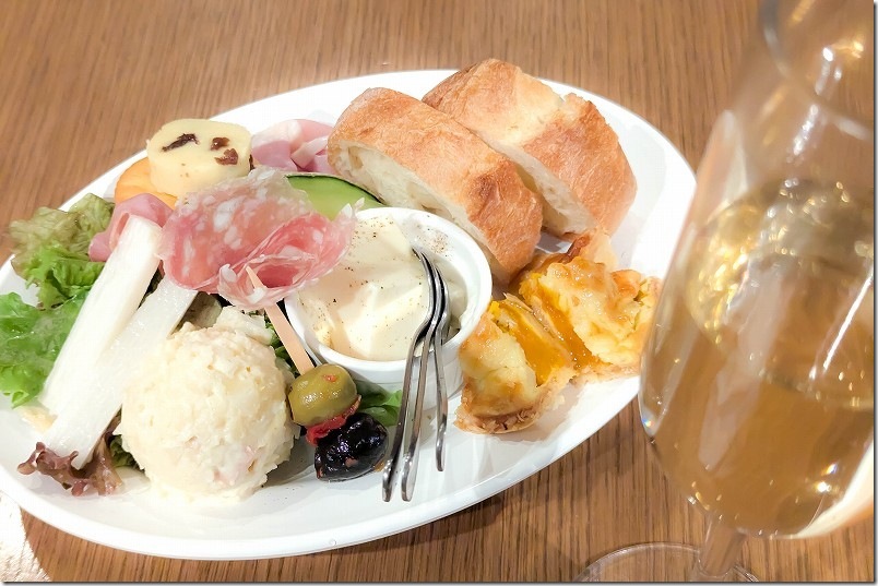 博多駅で立ち飲み 大衆欧風酒場 ニューコマツ【ワイン2杯＋前菜10種セットが1800円！ 博多ほろ酔い通り】