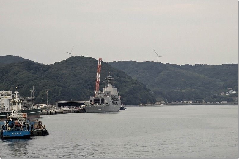 唐津東港から妙見埠頭までは移動 見えてきた護衛艦 しらぬい