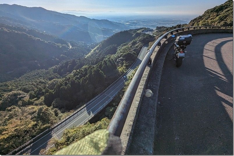 からほけ谷大橋から見た眼下の国道385号と道の駅 吉野ヶ里