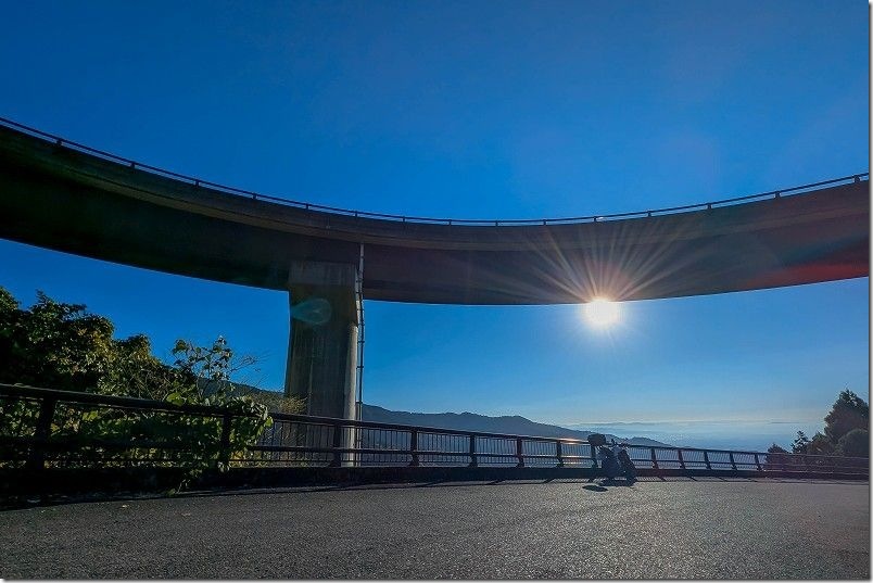 ループ橋の橋桁から登る太陽（朝日） からほけ谷大橋