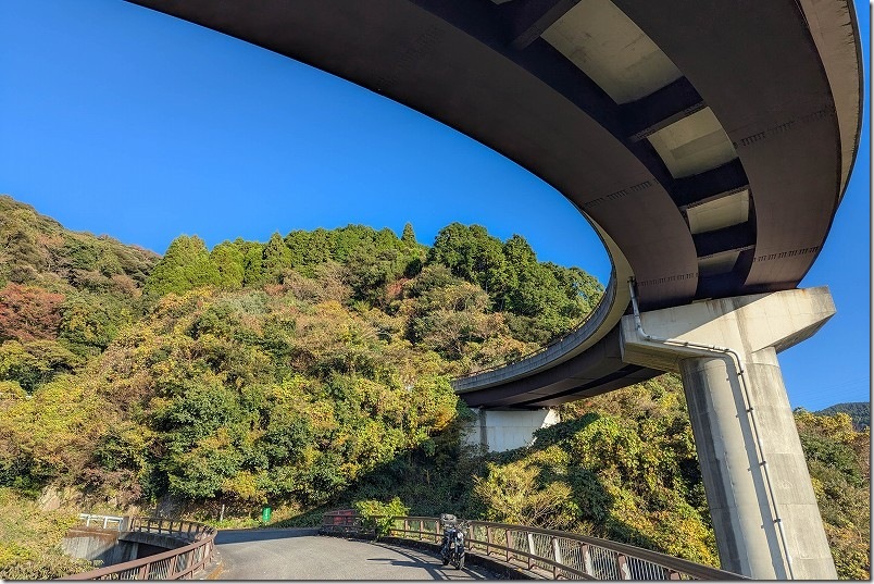 ループ橋の下から見た橋桁 からほけ谷大橋