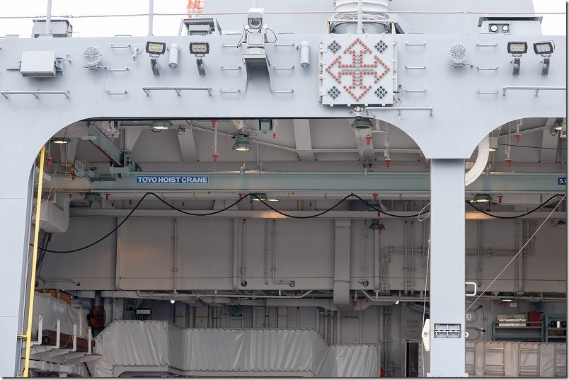 護衛艦 しらぬい SH-60K 哨戒ヘリコプター甲板・格納庫 クレーン