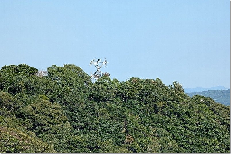 百合ケ岳公園展望台から見えたオブジェ「星のなる木」