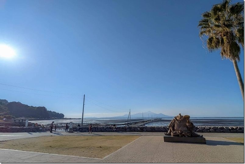 ONE PIECEのジンベエ像と長部田海床路