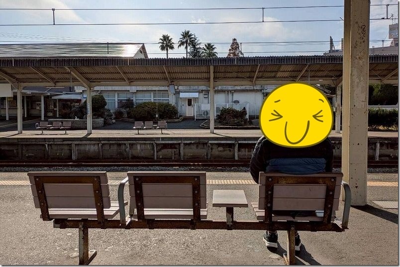 シン・エヴァンゲリオンでシンジが座ってたベンチへ座る 宇部新川駅 シン・エヴァンゲリオンでシンジが座ってたベンチへ座る 宇部新川駅