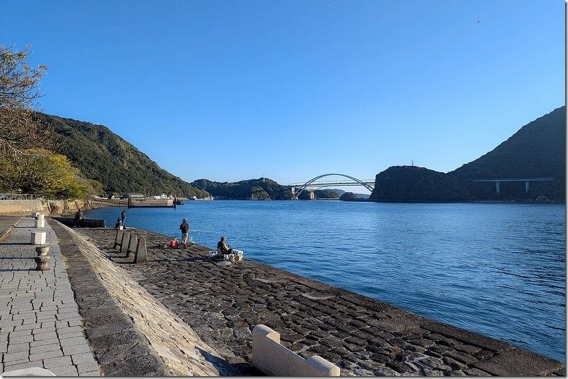 釣り人と天草五橋の天城橋と天門橋 三角西港から 釣り人と天草五橋の天城橋と天門橋 三角西港から