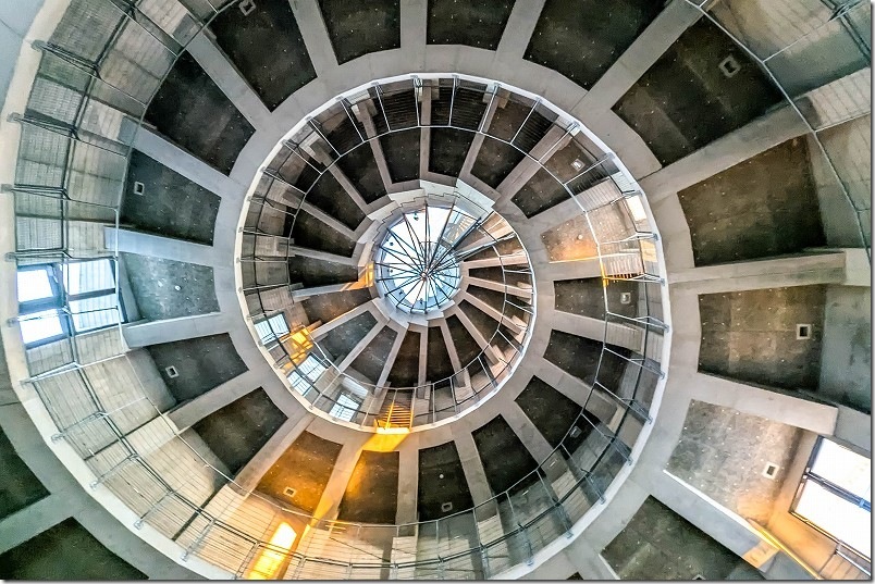 三角東港 海のピラミッド 内側から巻き貝模様を撮る